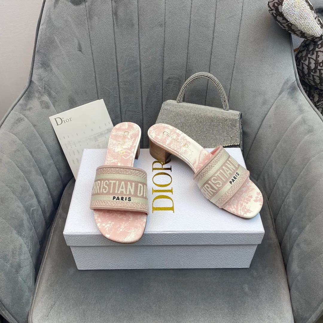👟👟Ex-factory price 380👟👟 Women's shoes Women's clothing Dior Dior 2021 DWAY early spring new flip-flops women's shoes CD letter logo three-dimensional embroidery flat sandals Round toe thick heel jelly color slingback slippers The top version on the market Material: upper original consistent high-temperature water-soluble cotton electro-embroidery technology fabric + water-dyed sheepskin lining + Italian leather outsole Heel height: flat/4.5CM size: 34-43 (34.40.41.42.43 is custom-made and cannot be returned or exchanged)